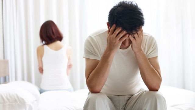 Pareja sentada en la cama