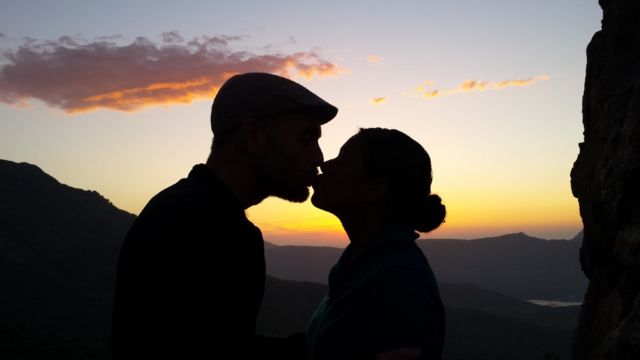 Pareja besándose