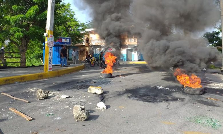 Segundo día de paro en Licey al Medio por asfalto y contra alzas alimentos