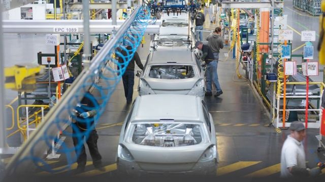 Producción en línea en una fábrica automotriz