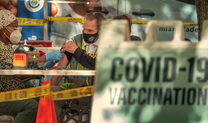 Cuerpos se apilan en crematorio de Florida por repunte de la COVID-19