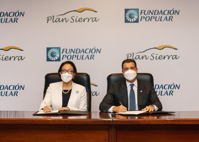 De izquierda a derecha, los señores Inmaculada Adames y Christopher Paniagua.