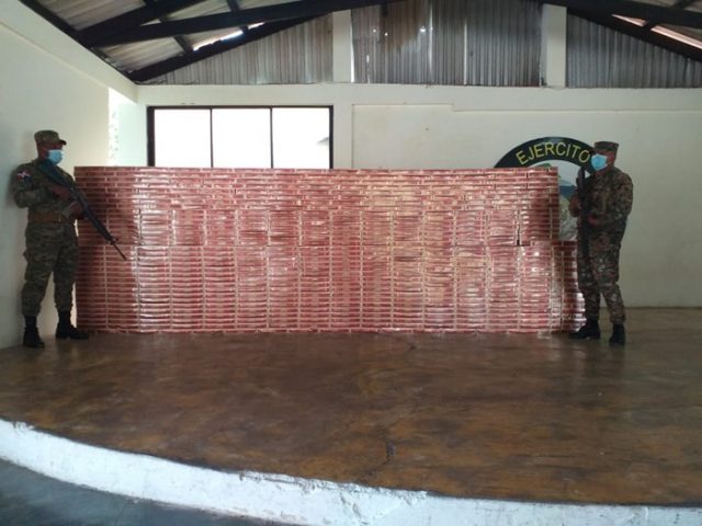 ERD incauta 150 cajas de cigarrillos en el cruce de Cabral, Barahona