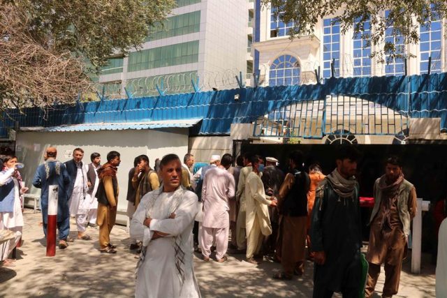 El miedo obliga a la generación afgana más preparada a huir de los talibanes