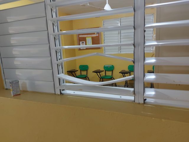 Ladrón roba escuela especial de Moca y pide perdón por daños dejados