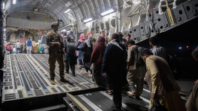 Más de 13,000 evacuados de Kabul el miércoles en vuelos de EEUU y aliados