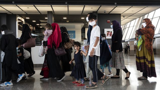 Refugiados de Afganistán son escoltados al llegar a Dulles, Virginia, EE.UU., 23 de agosto de 2021 ANDREW CABALLERO-REYNOLDS / AFP