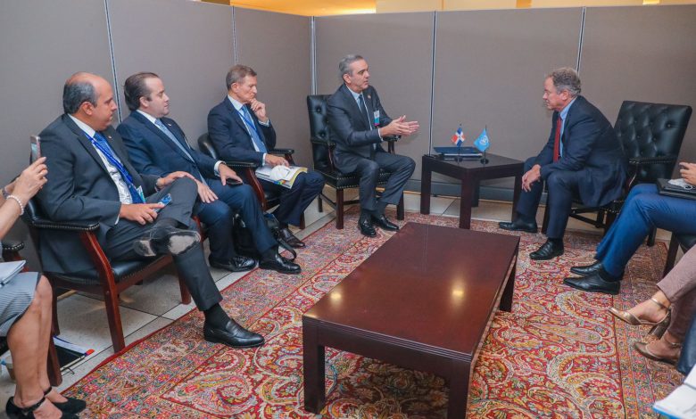 Luis Abinader y su equipo reunido con el presidente de Guatemala